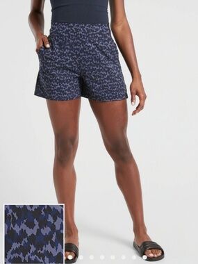 Athleta Brooklyn Printed Short 10 Blue Black Abstract Pattern 4 Inch Inseam